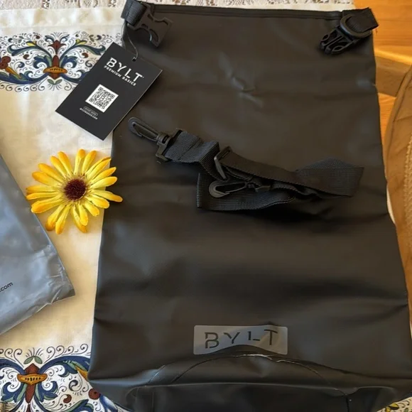 🧳 BYLT Basics; BNWT; Waterproof “BIOS”Black Uni-Sex Travel/Daily “Go To” Bag! - Picture 8 of 11